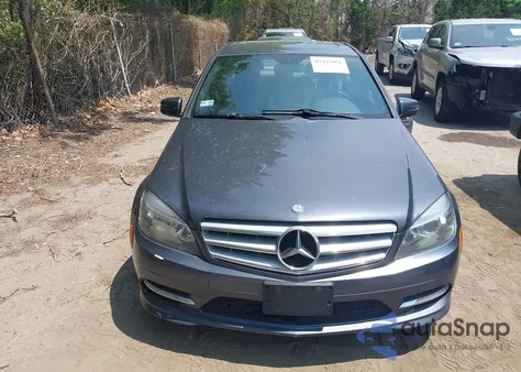 2011 Mercedes-Benz C 300 Luxury 4Matic/Sport 4Matic z USA, uszkodzony, nr VIN WDDGF8BB8BR183467